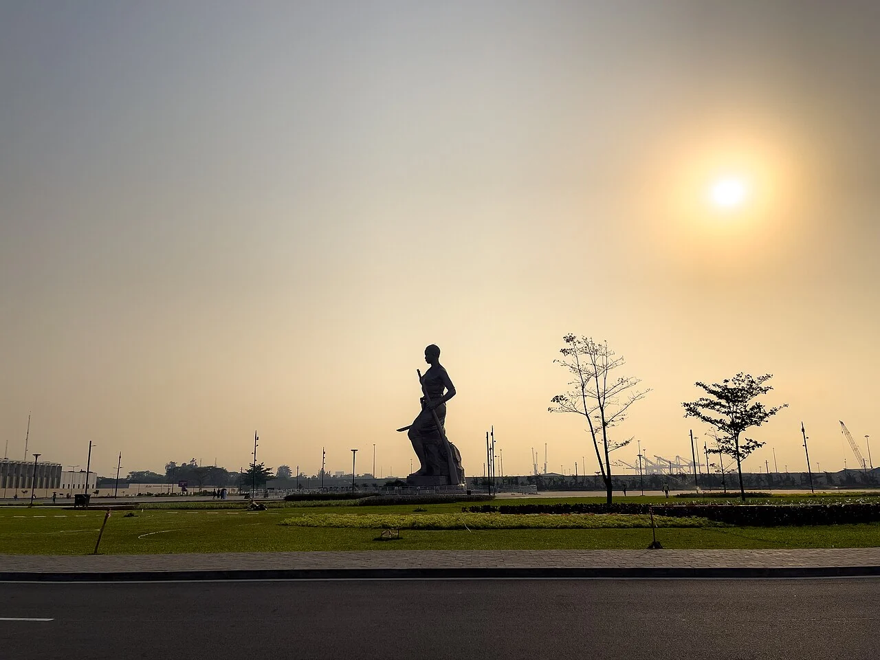 Esplanade de l’Amazone au lever du soleil · Cotonou